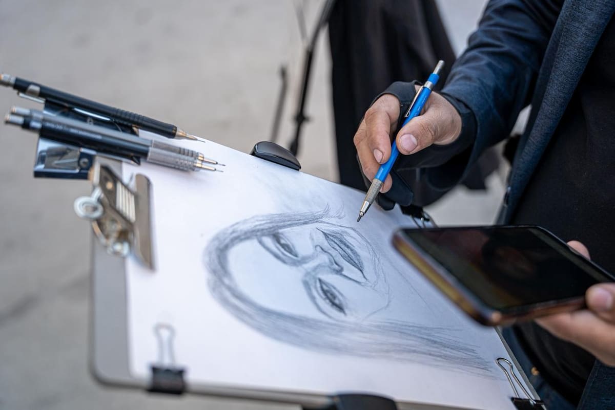 Ofrece retratos realizados únicamente con lápiz y papel, una pasión que con el tiempo llevó al plano profesional. Foto: Border Zoom