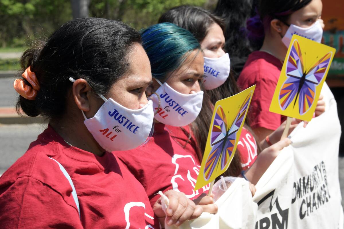 Inmigrantes se manifiestan frente a casa de Kamala Harris pidiendo ayuda