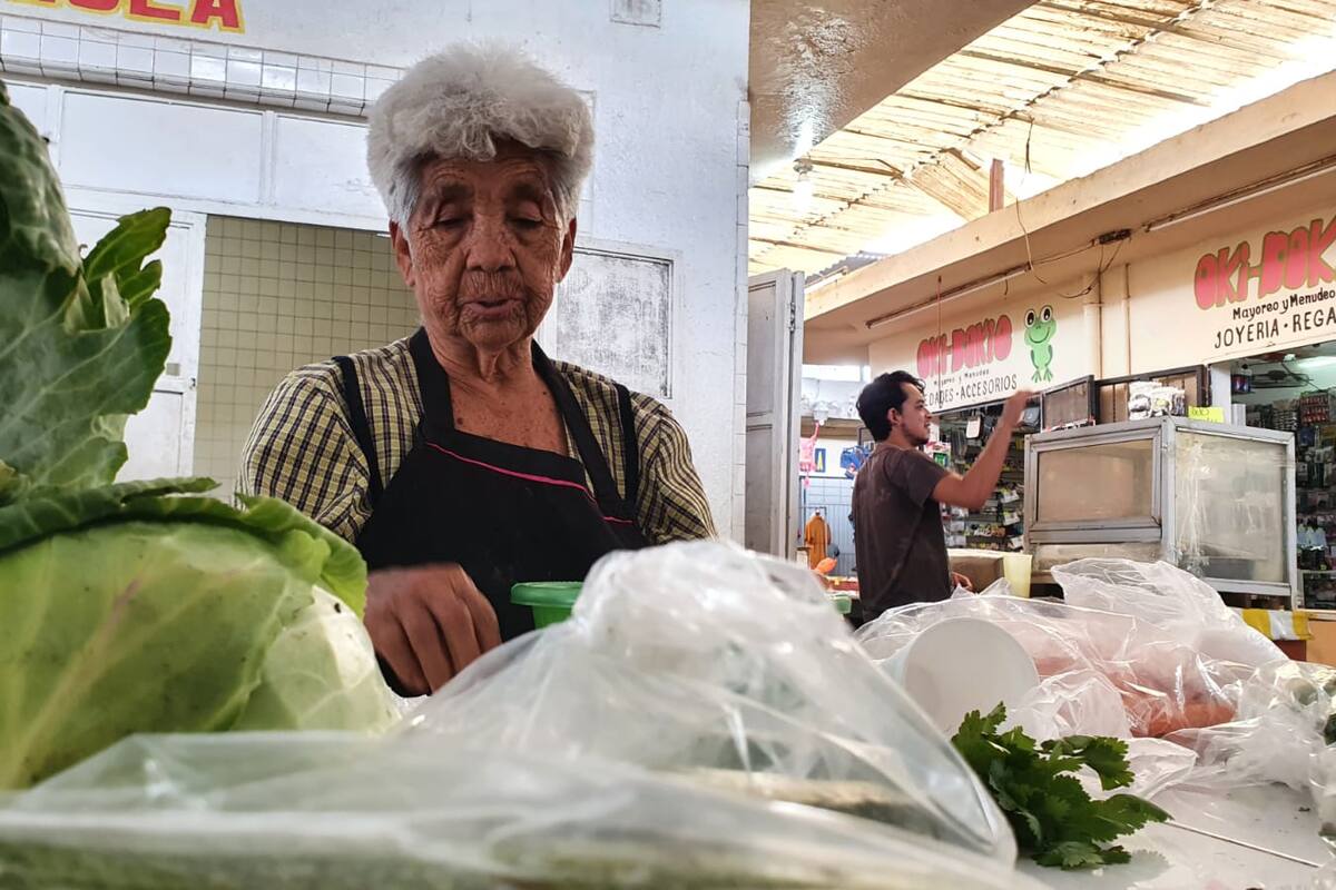 Fidencia tiene medio siglo vendiendo verdura en el Mercado Municipal de Navojoa