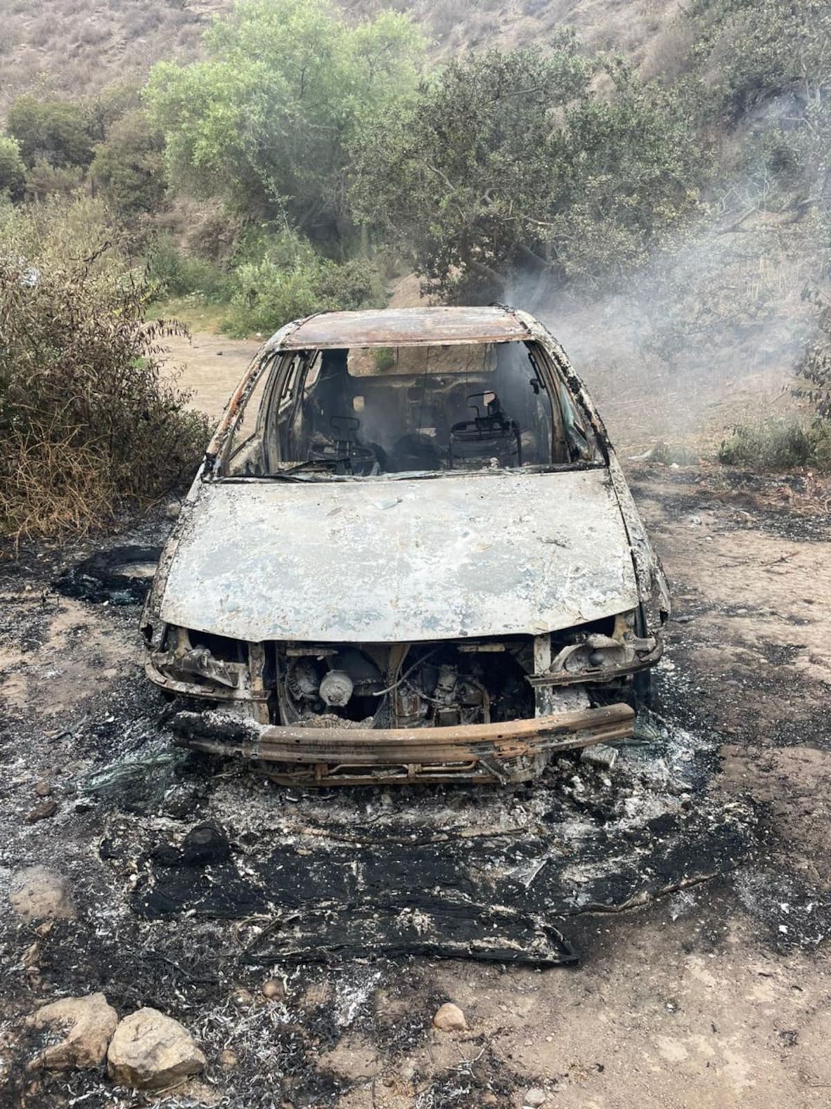 Hallan cuerpo calcinado dentro de una camioneta incendiada en el Cañón Rosarito. Foto: Cortesía