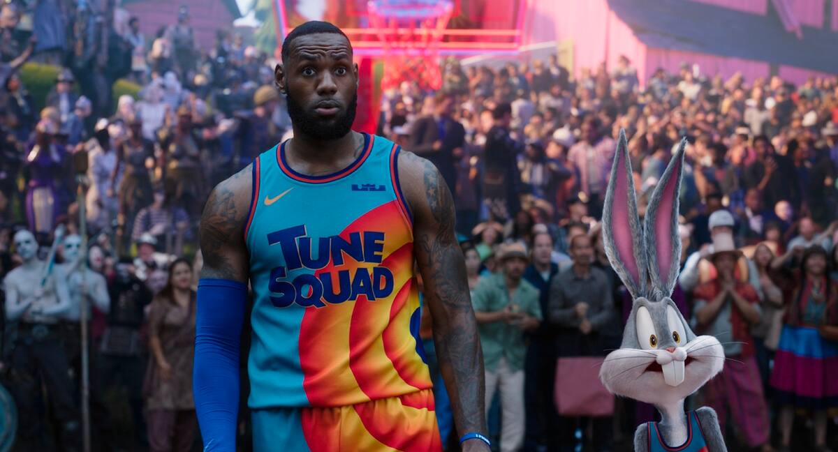 En esta imagen difundida por Warner Bros. Pictures, LeBron James en una escena de "Space Jam: A New Legacy". (Warner Bros. Pictures via AP)