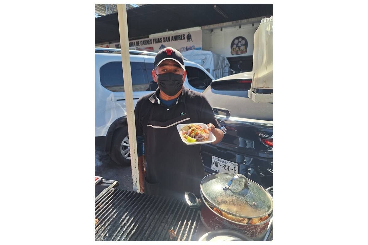 Los tacos los sirve acompañados de un poco de verdura y limón.