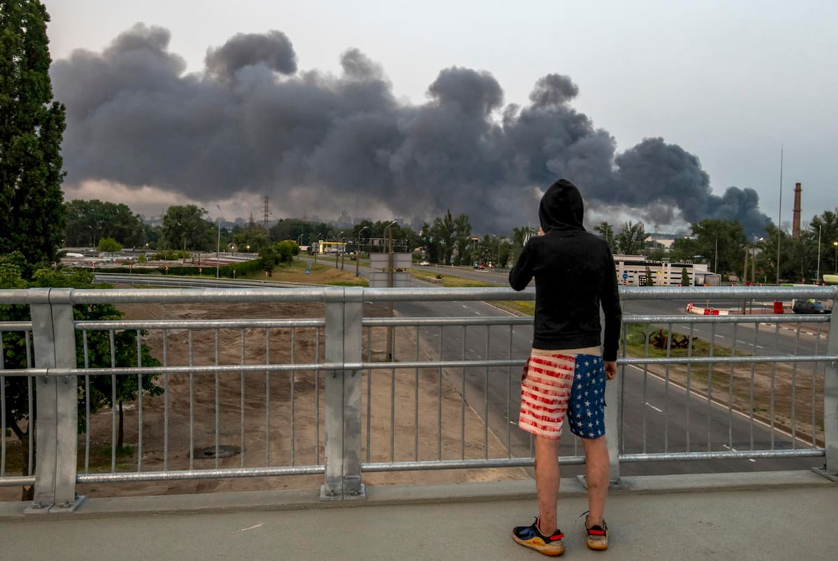Al menos dos personas murieron y una docena más resultaron heridas después de que Rusia lanzara un ataque conjunto a gran escala en Ucrania, según el Servicio Estatal de Emergencias (SES). | Crédito: EFE/ Maxym Marusenko