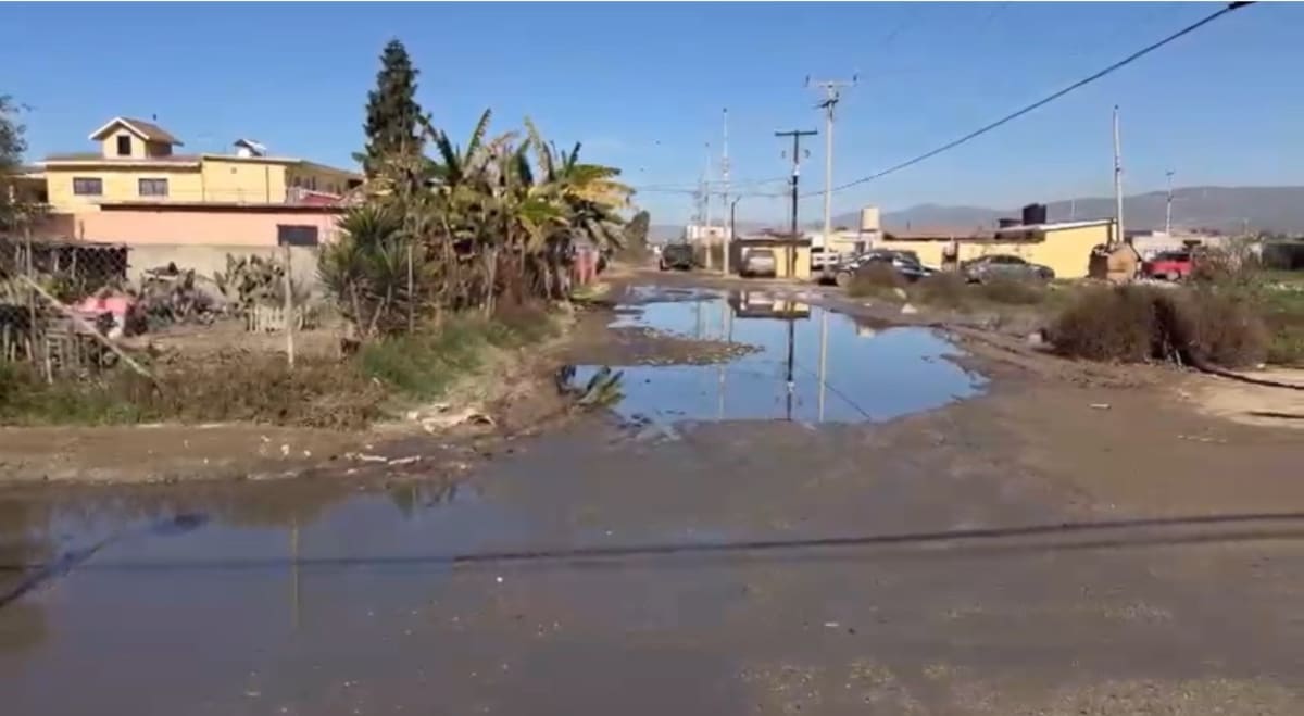 Aguas residuales estancadas desde hace semanas generan malos olores y riesgos a la salud en fraccionamiento de Maneadero. Foto: Cortesía