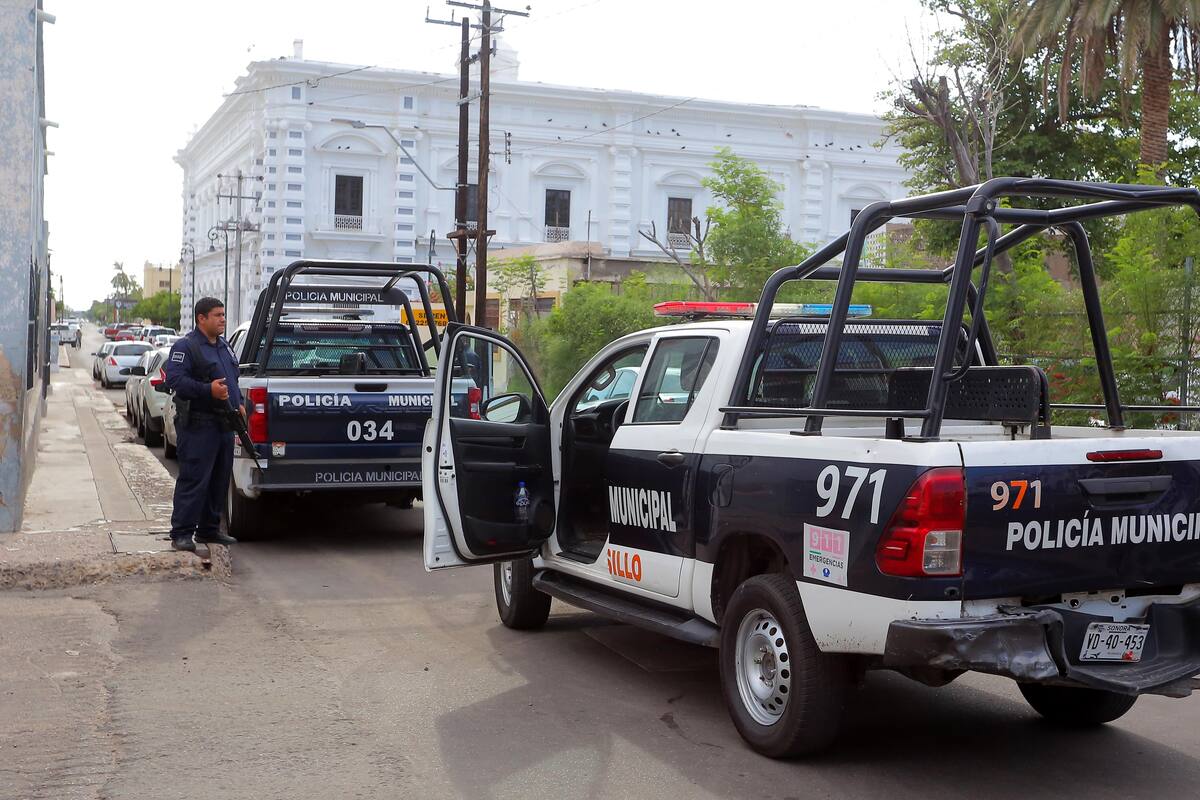Arrestan a falso policía y lo llevan a la cárcel