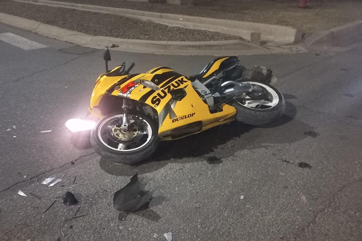 Fatal accidente en motocicleta deja un joven muerto y otro herido