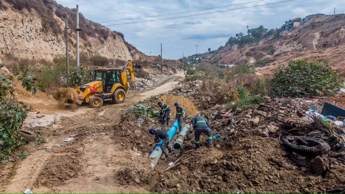 Un incendio en un tiradero clandestino de la colonia Milenio dañó una línea de conducción de agua potable, lo que provocó afectaciones al servicio en varias colonias de Tijuana.
Fotos: Omar Martínez / Border Zoom.