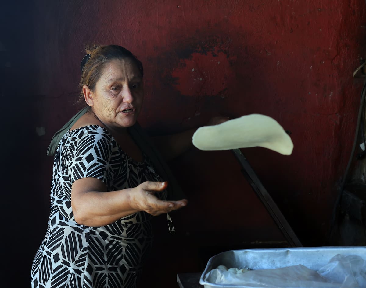 ‘Doña Humo’ avienta las tortillas en forma de platillo al comal con su famosa frase “ahí va una tortilla voladora”.
