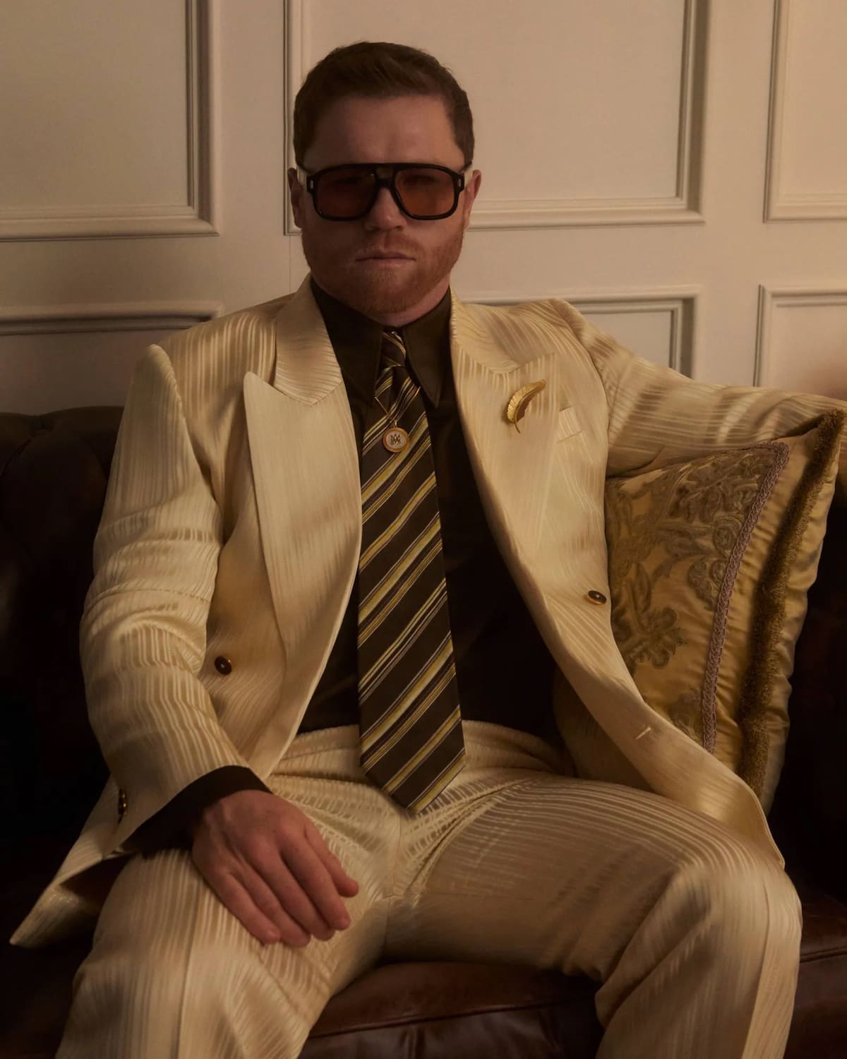 Álvarez viste un traje AMIRI color beige con camisa café y una corbata a rayas diagonales. (Foto: AMIRI)