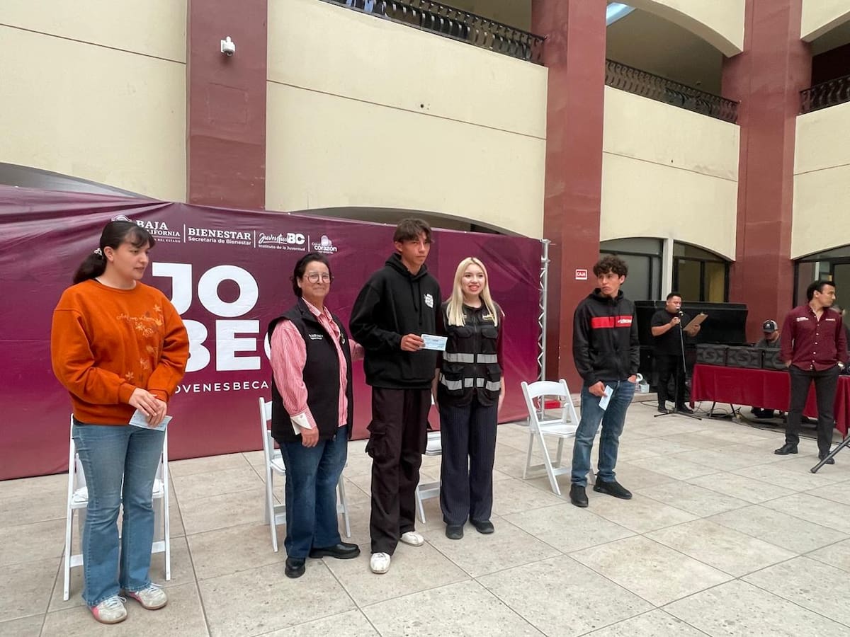 Los apoyos de 2 mil 500 pesos beneficiaron a jóvenes de nivel medio superior y superior, con una inversión total de más de 647 mil pesos. Foto: Carmen Gutiérrez