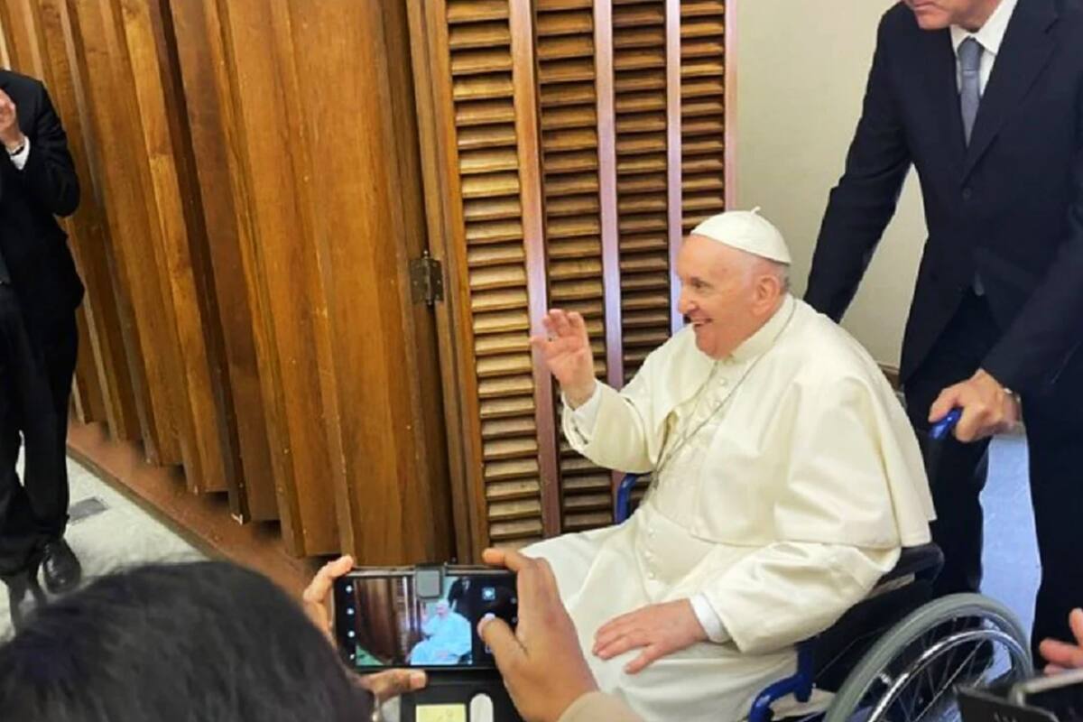 Por problemas de rodilla, papa Francisco aparece en silla de ruedas