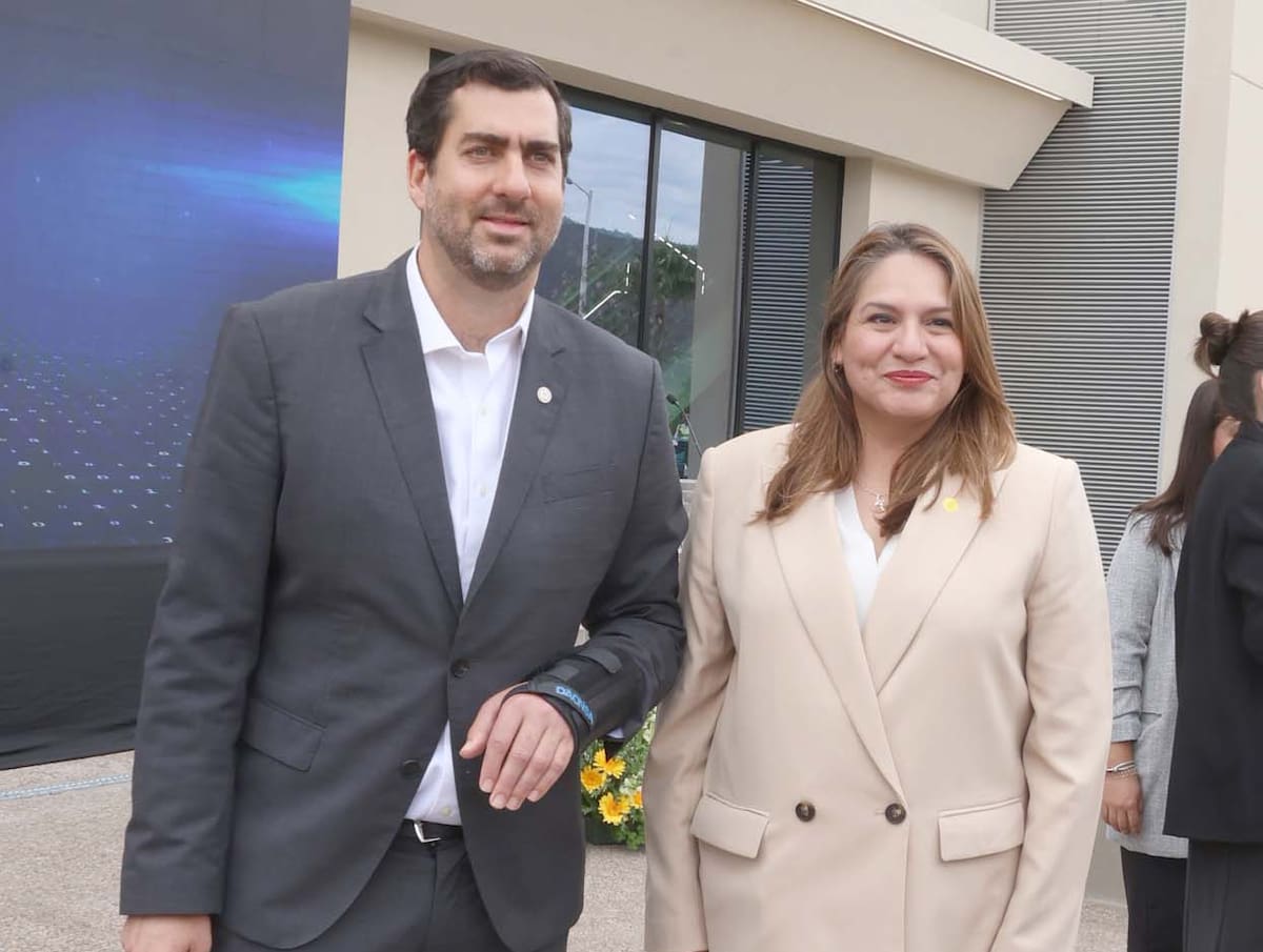Juan Pablo Murra, rector nacional del Tecnológico de Monterrey, junto a la directora general del Campus Sonora Norte, Lucía Canseco. FOTO: TEODORO BORBÓN