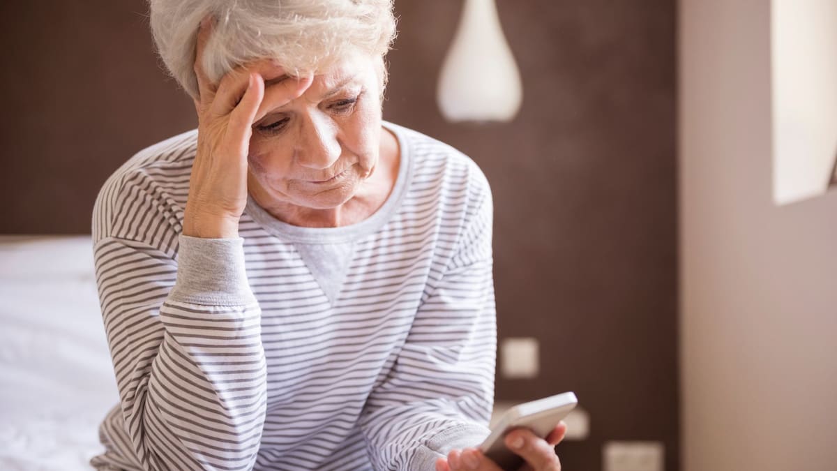 El vacío emocional en adultos mayores se intensifica tras colgar una llamada familiar, por lo que especialistas de la OMS sugieren realizar comunicaciones breves y frecuentes para romper el silencio repentino del hogar