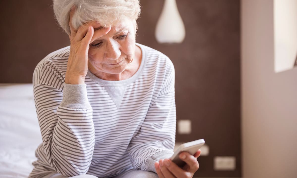 El vacío emocional en adultos mayores se intensifica tras colgar una llamada familiar, por lo que especialistas de la OMS sugieren realizar comunicaciones breves y frecuentes para romper el silencio repentino del hogar | Magnific