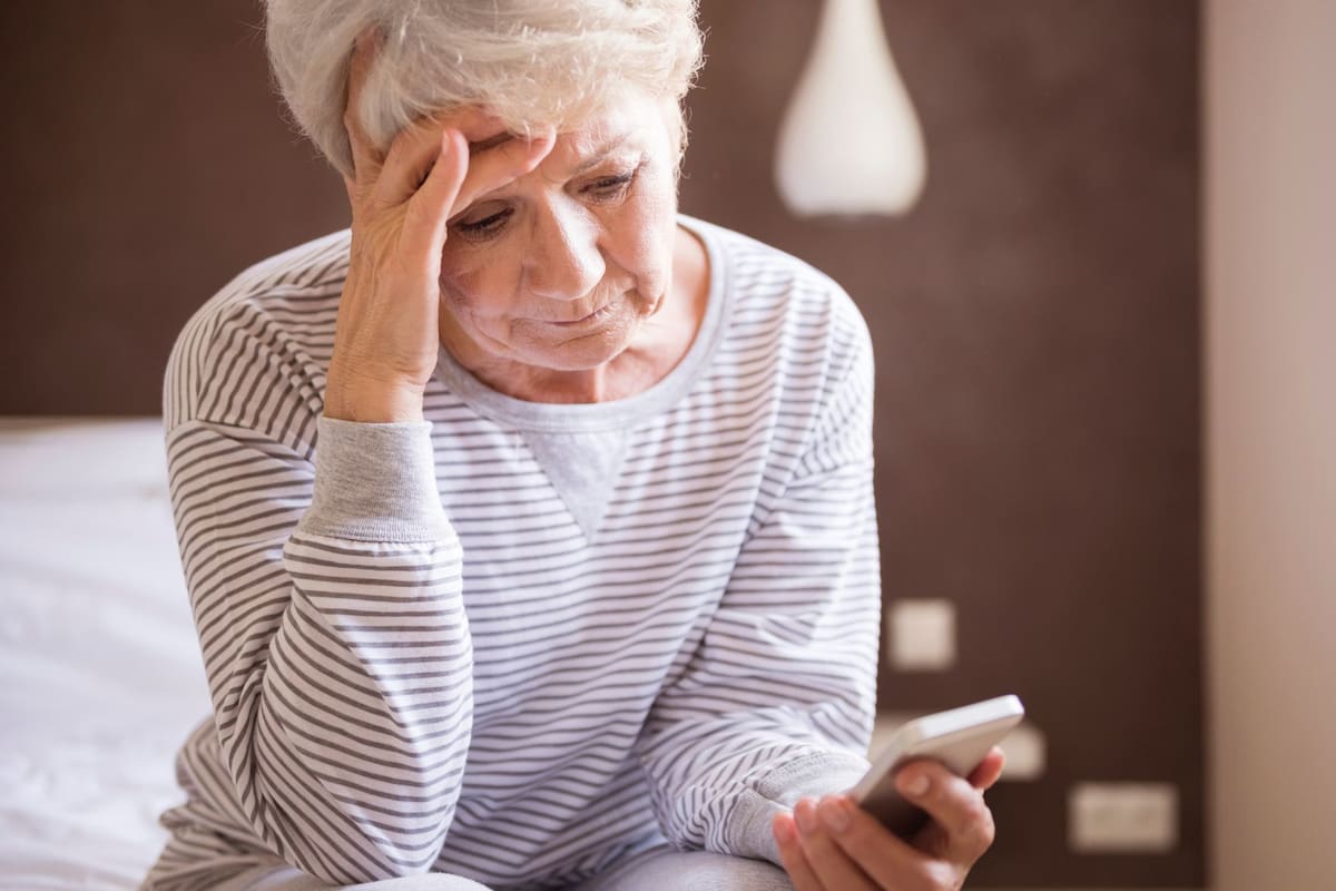 El vacío emocional en adultos mayores se intensifica tras colgar una llamada familiar, por lo que especialistas de la OMS sugieren realizar comunicaciones breves y frecuentes para romper el silencio repentino del hogar