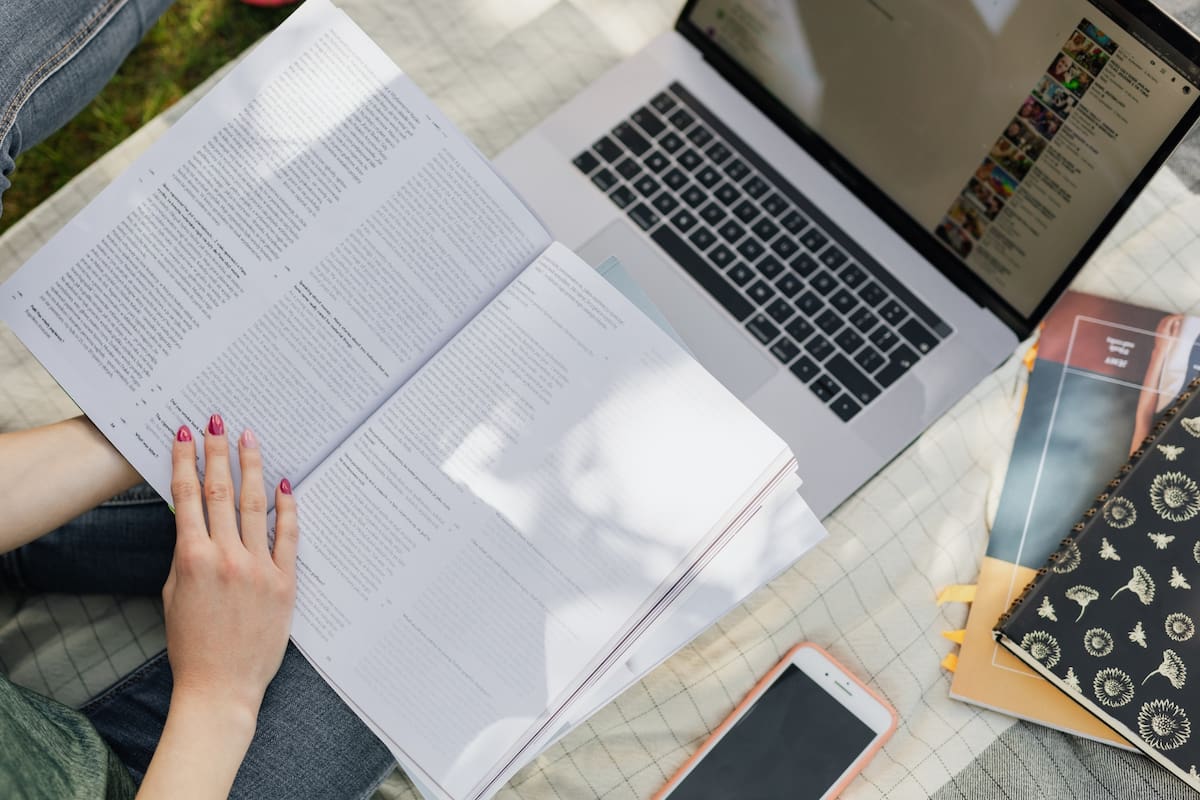 Un padre pidió cancelar pensión de 5 mil 400 pesos mensuales a su hija tras seis años sin verla, pero justicia la mantuvo porque estudia y aún no es independiente económicamente