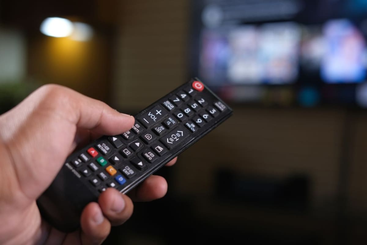 Antes de tirar tus controles remotos descompuestos, conoce las 4 formas de reutilizarlos en casa y aprovechar piezas que aún pueden tener valor práctico y decorativo