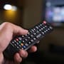 Antes de tirar tus controles remotos descompuestos, conoce las 4 formas de reutilizarlos en casa y aprovechar piezas que aún pueden tener valor práctico y decorativo