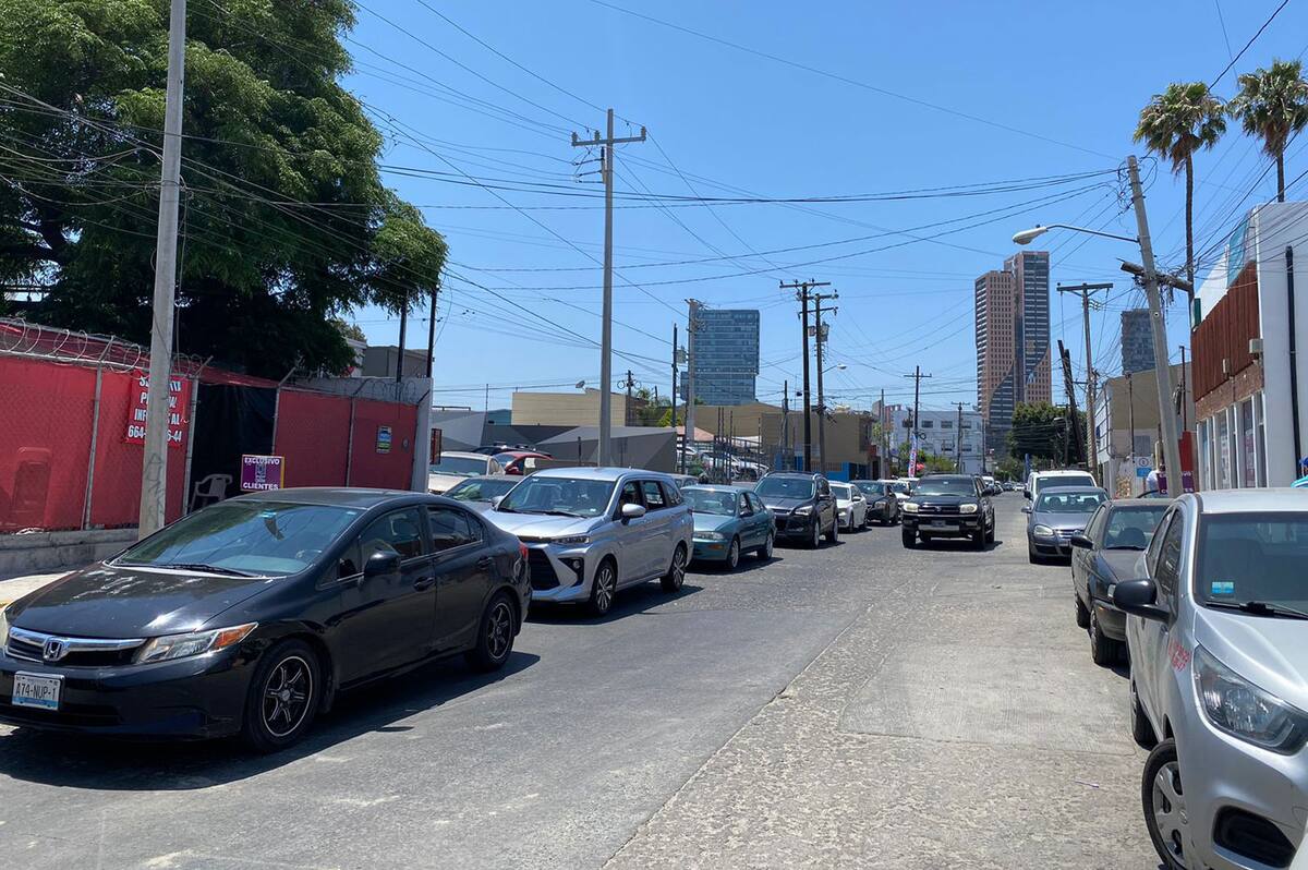 Largas filas de vehículos que buscan revalidar su tarjeta de circulación.