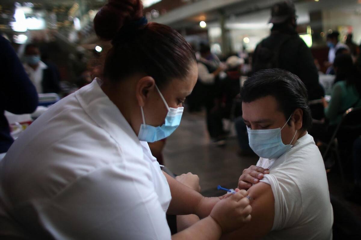 Covid: CDMX inicia con vacunación de maestros
