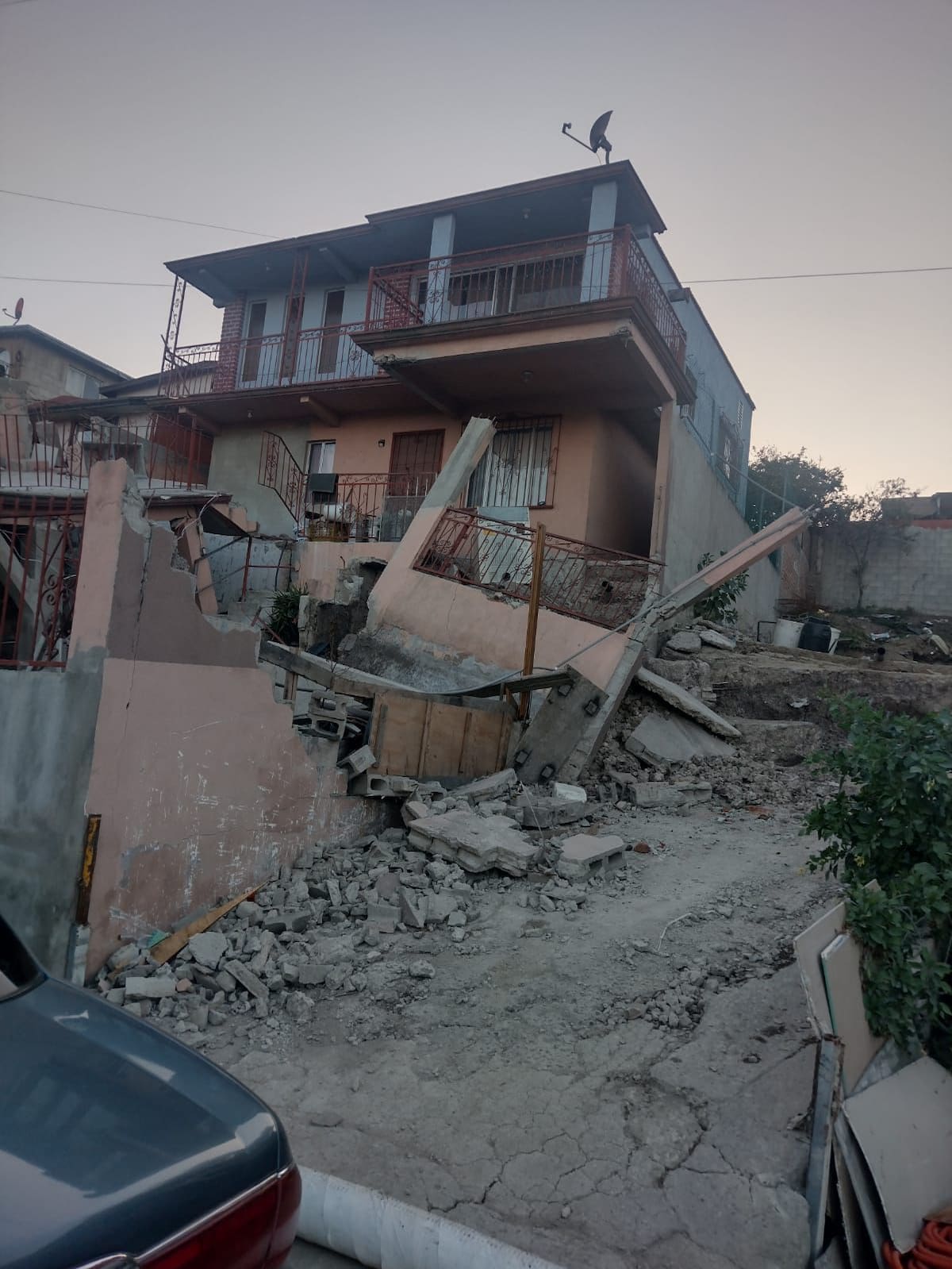 Habitantes de la calle Eridano piden atención urgente por riesgos sanitarios, estructurales y fallas en servicios básicos. Foto: Cortesía