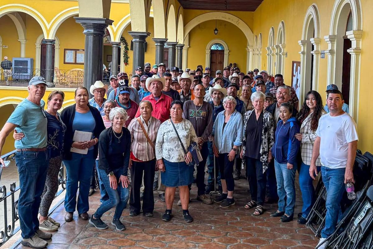 Comunidad estadounidense en Álamos entrega estímulos económicos a personal de Servicios Públicos