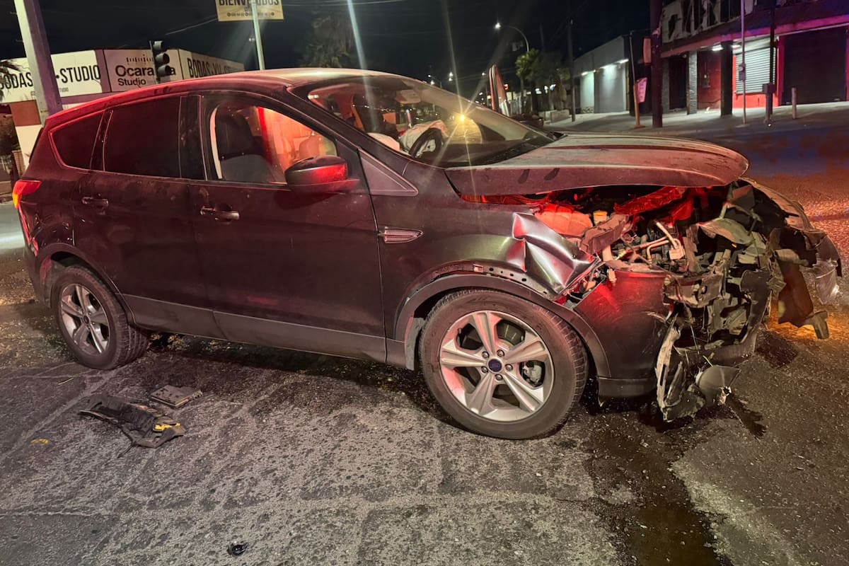 Joven ignora semáforo en rojo y deja a dos menores con lesiones tras choque