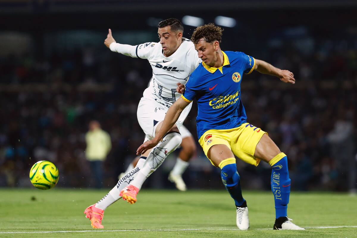 MEX5211. CIUDAD DE MÉXICO (MÉXICO), 20/04/2024.- Rogelio Funes Mori (i) de Pumas disputa un balón con Igor Lichnovsky (d) del América este sábado, por un juego de la jornada 16 del torneo Clausura 2024 de la Liga MX celebrado en el estadio Olímpico Universitario de la Ciudad de México (México). EFE/Sáshenka Gutiérrez