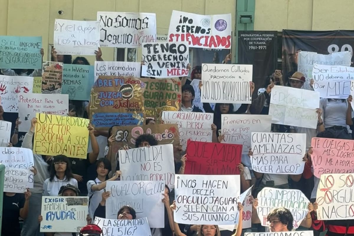 Protestan alumnos de la Preparatoria Lázaro Cárdenas durante aniversario; exigen seguridad y atención a denuncias