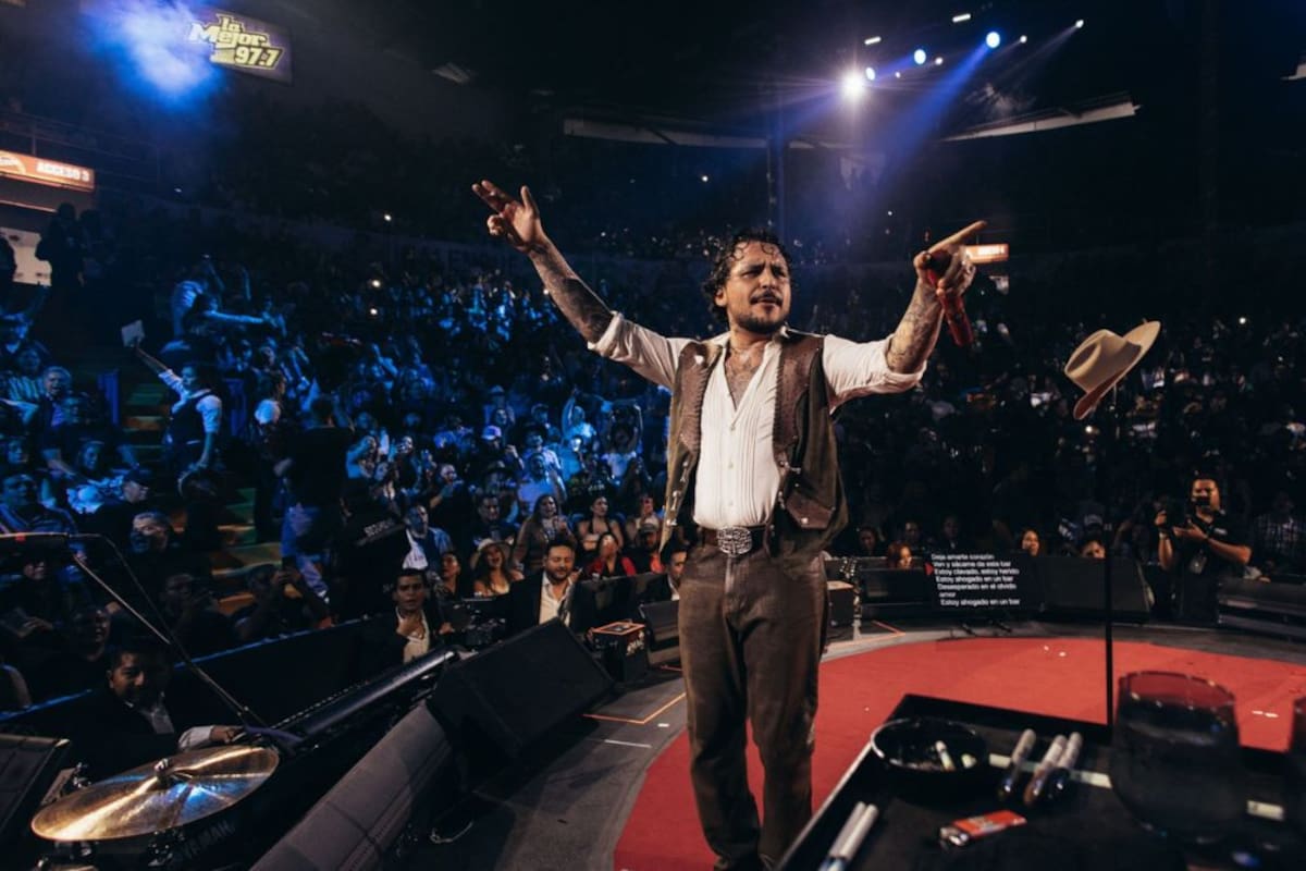 Christian Nodal saca a fans de su concierto en Texcoco por lanzar vasos al escenario