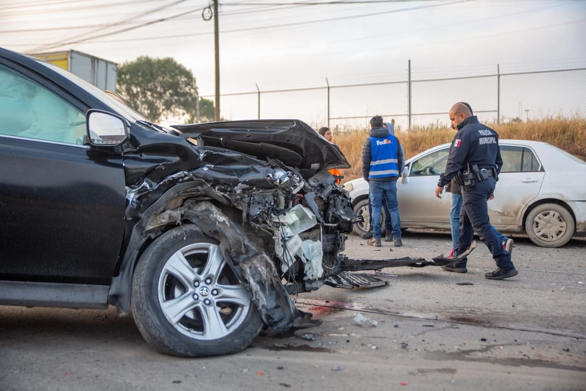 Tres vehículos y un peatón se vieron involucrados en el accidente; no se reportaron lesiones graves. Foto: Border Zoom