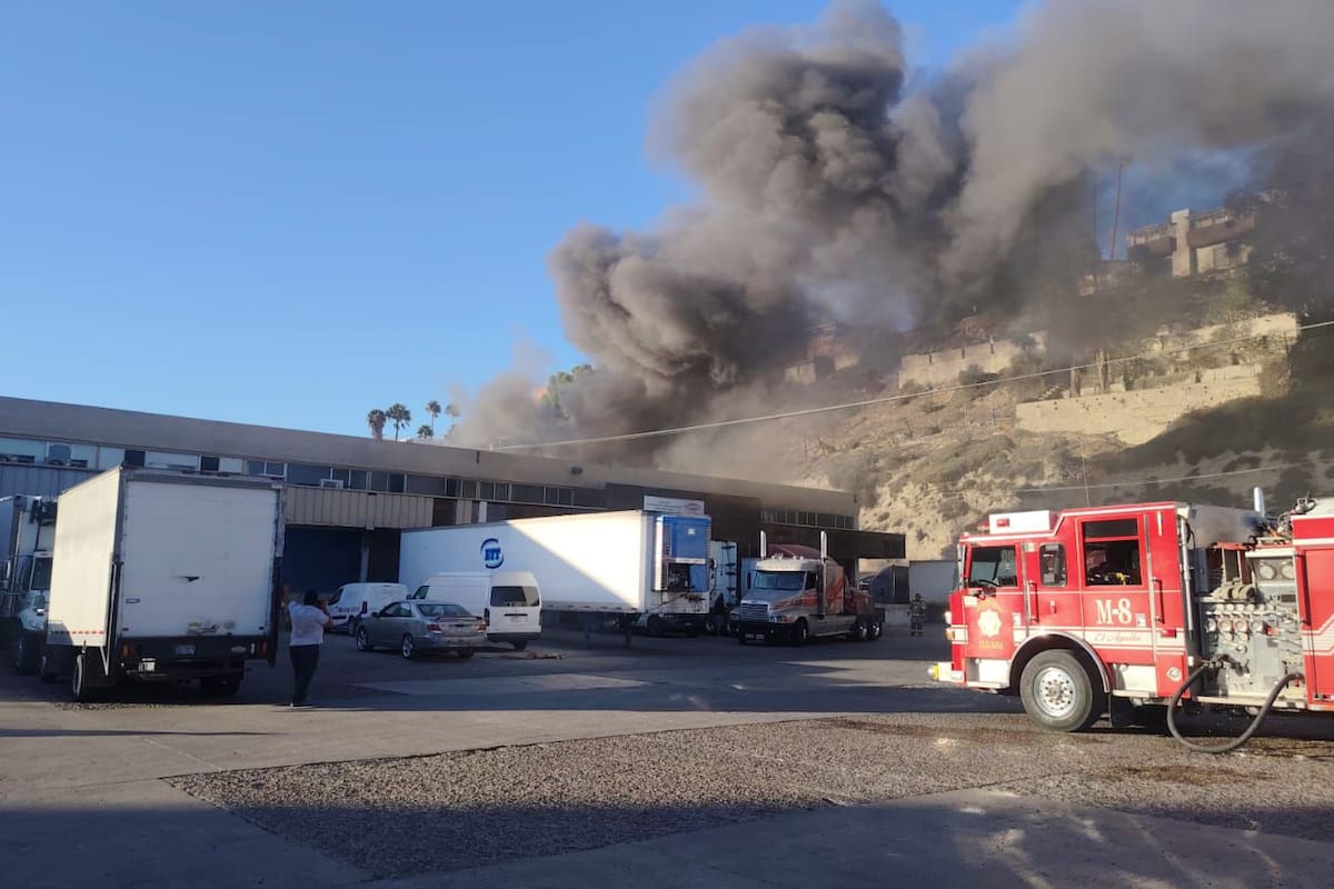 Incendio en Central de Abastos de Tijuana deja dos bodegas con daños totales