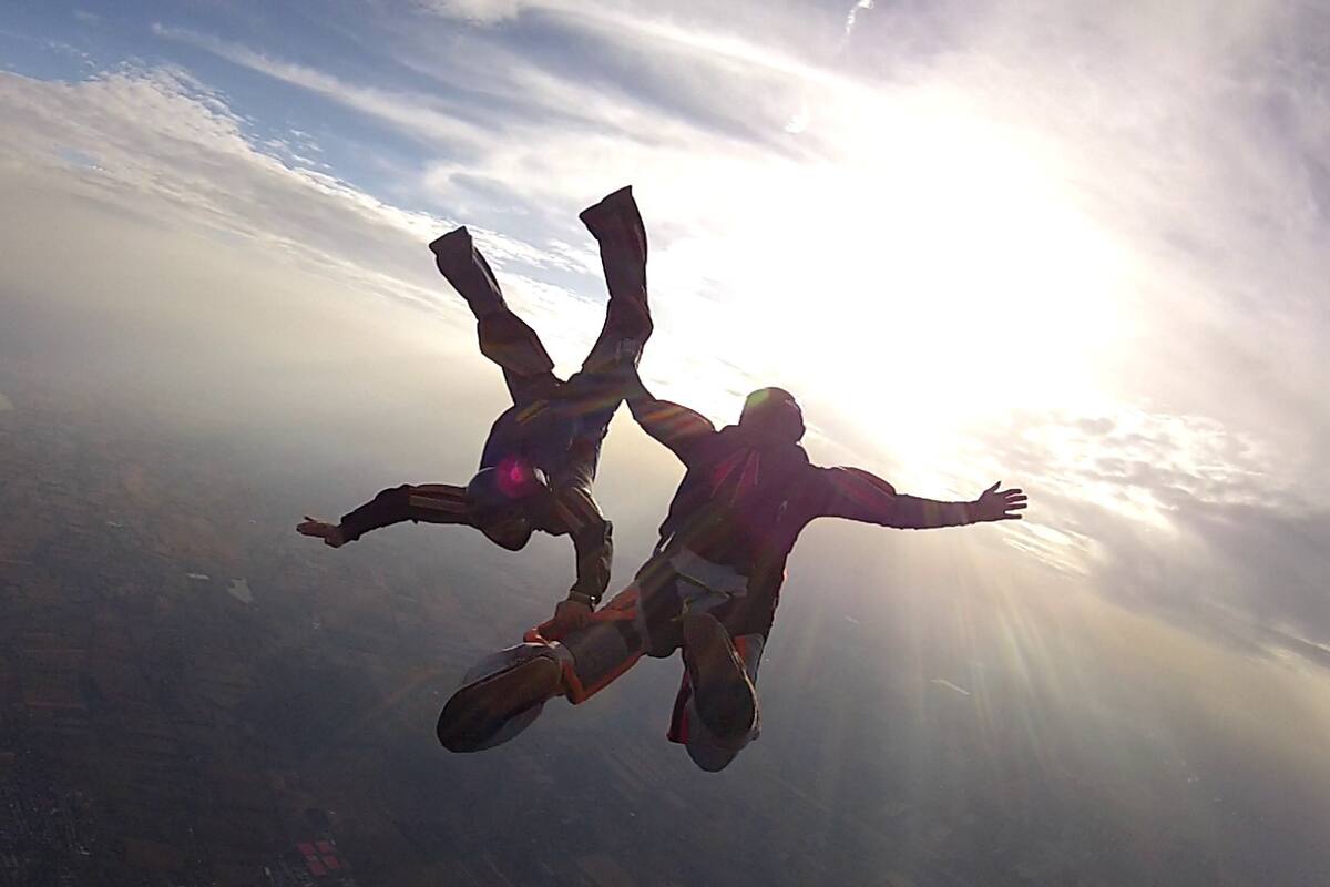 No se abrió el paracaídas de una mujer en Suiza y cayó 4200 metros: estos fueron los pensamientos que tuvo antes de impactar contra el suelo