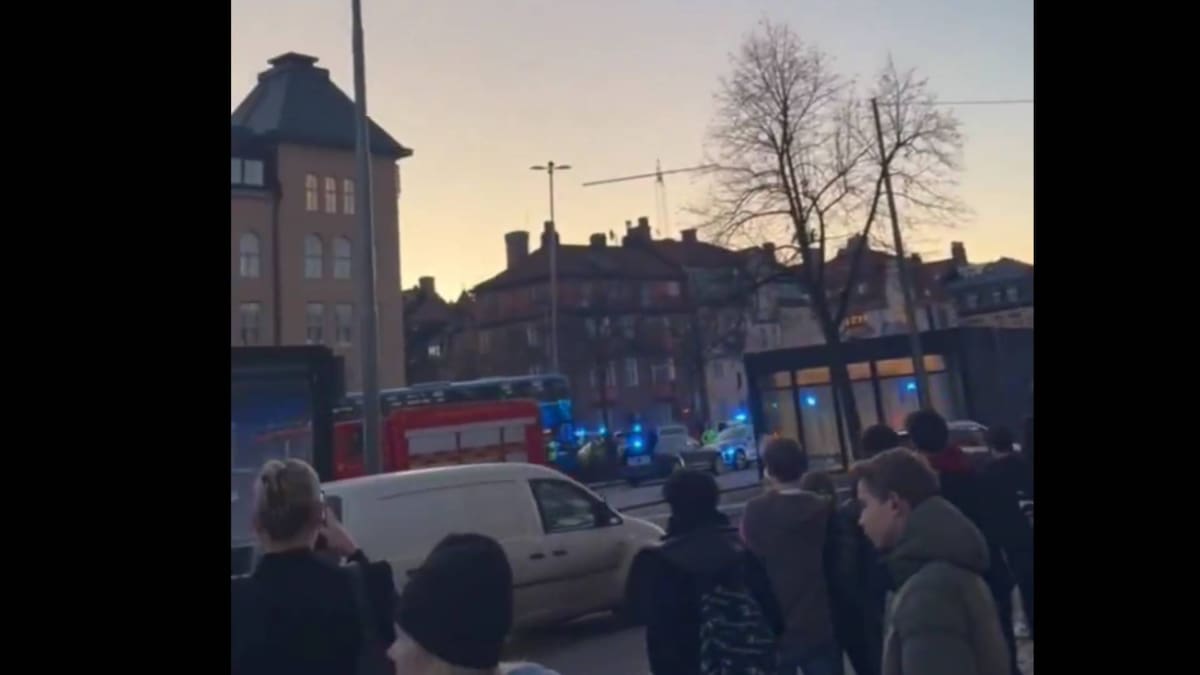 Tragedia en Estocolmo: Al menos tres muertos luego que un autobús se estrellara contra una parada