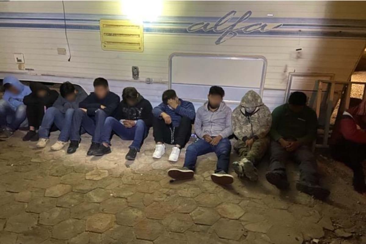 Descubren a 14 migrantes hacinados en una “traila”