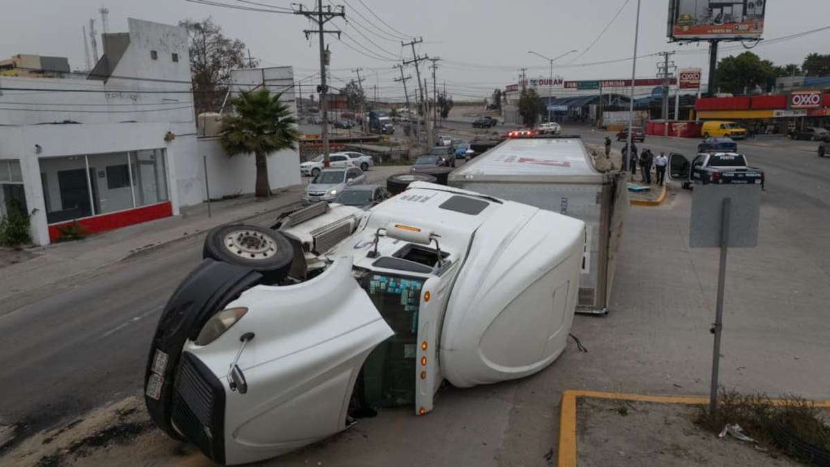 Se le caen las croquetas; tráiler se vuelca en entrada de Santa Fe