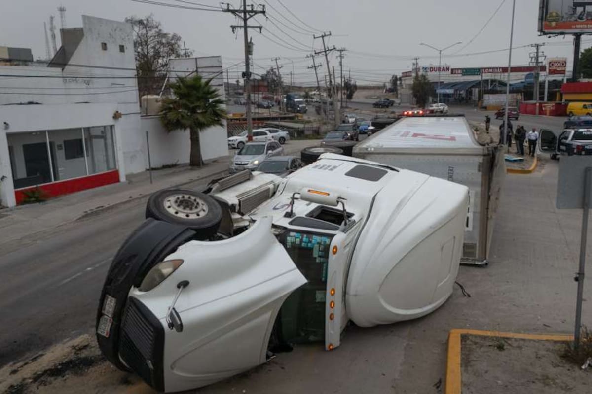 Se le caen las croquetas; tráiler se vuelca en entrada de Santa Fe