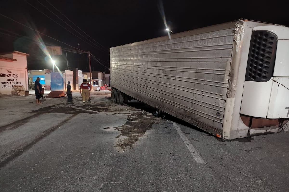 Se desprende caja de tráiler y provoca derrame de diésel en la carretera a Sonoyta