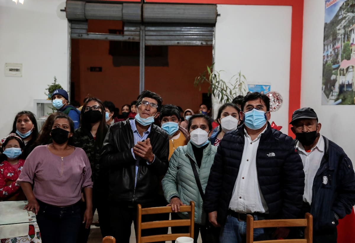 Partidarios del candidato socialista Pedro Castillo observan por televisión los primeros resultados parciales de las elecciones presidenciales en Tacabamba, Perú. Junio 6, 2021. REUTERS/Alessandro Cinque