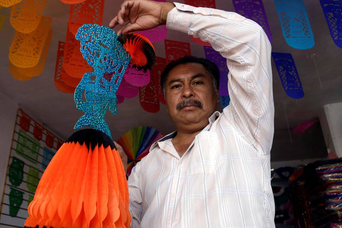 Papel picado, colorida tradición para Día de Muertos en México