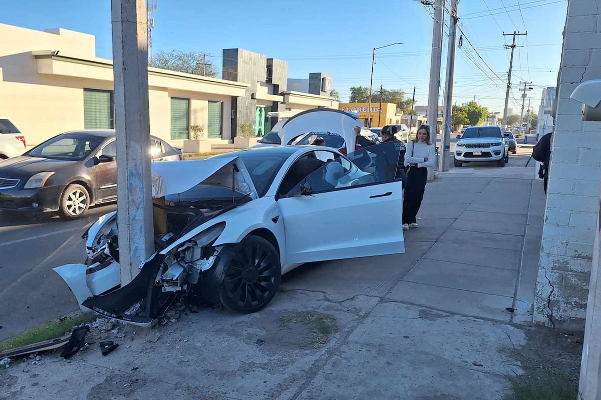 Choca Tesla en Hermosillo contra un poste