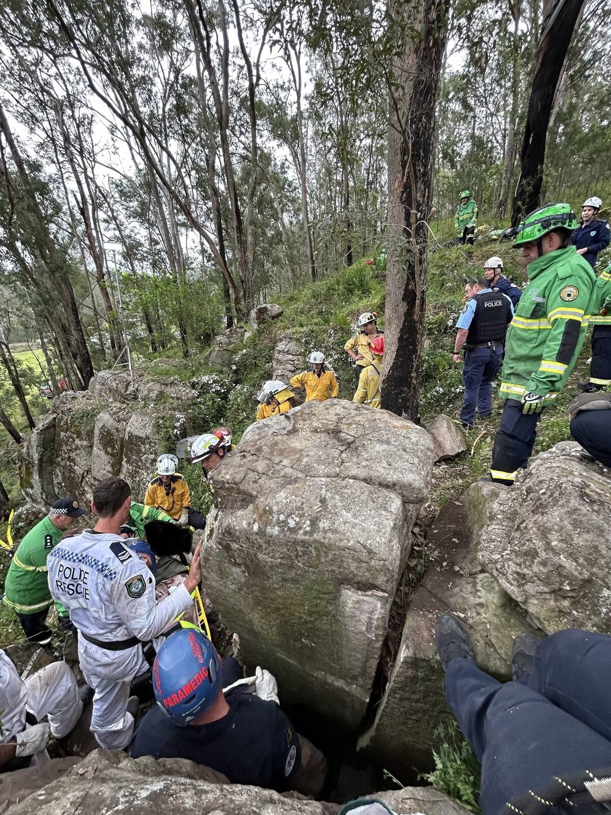 Resacate de mujer atrapada entre rocas  en Australia. FOTO: NSW Ambulance