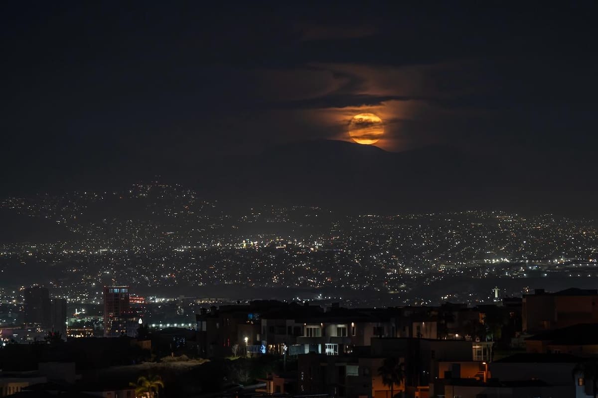 Luna llena de marzo ilumina el cielo de Tijuana
