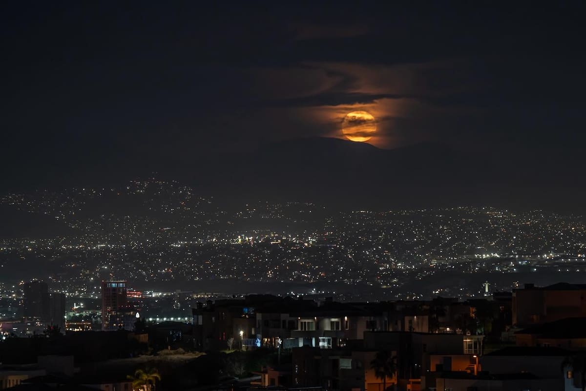 La luna llena iluminó el cielo de Tijuana la noche de este martes 3 de marzo, luego del eclipse total que pudo apreciarse en la región durante la madrugada. Foto: BorderZoom