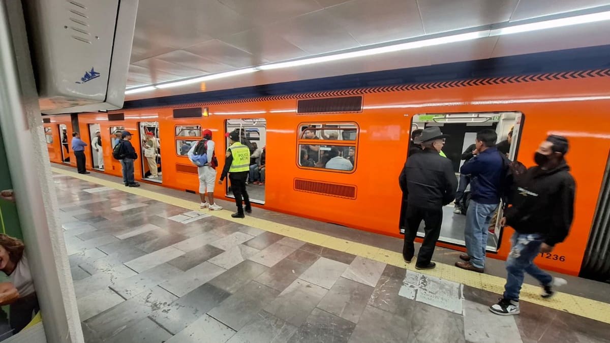 Durante más de 20 años millones de usuarios se resbalaron en estas bancas del Metro de CDMX; ahora por fin comenzaron a cambiarlas