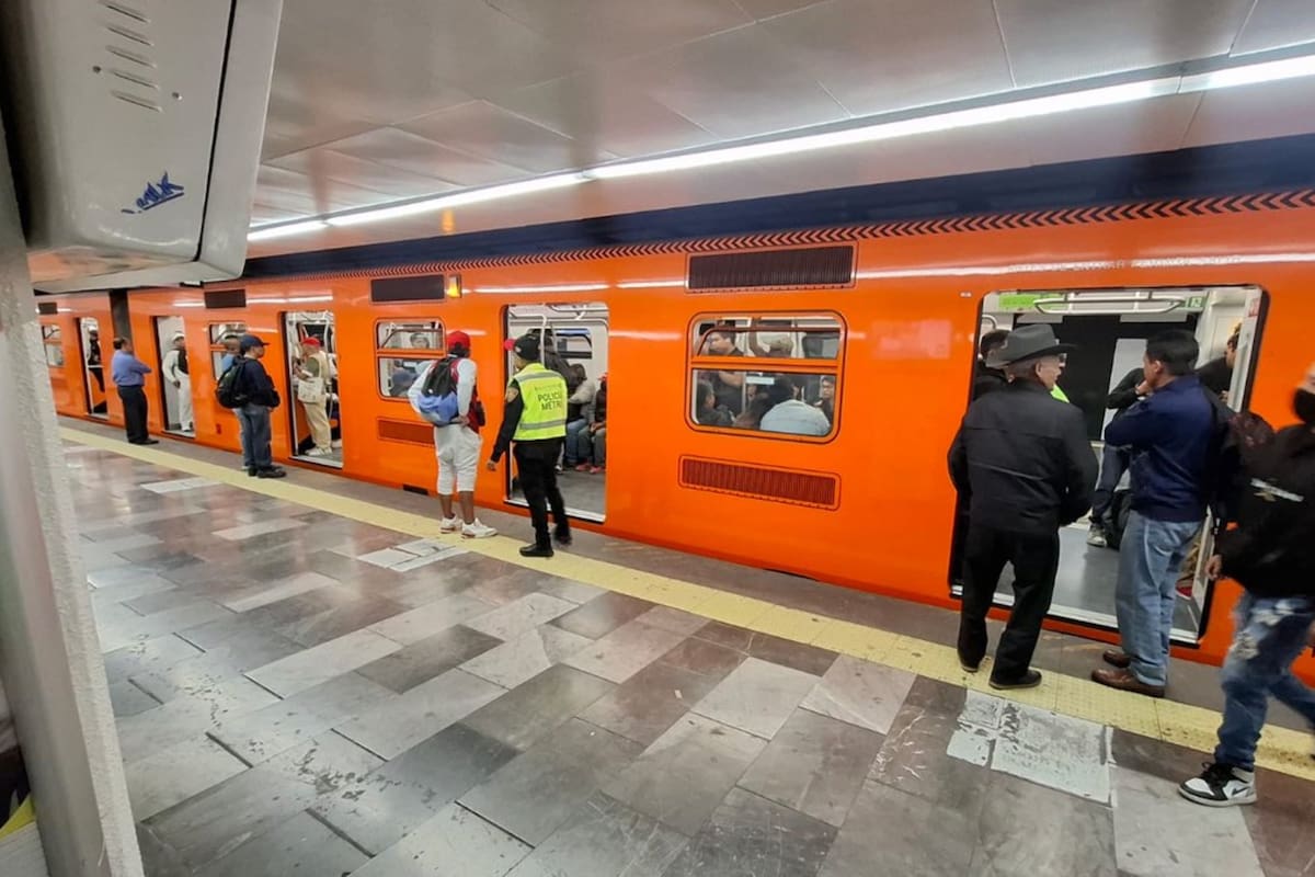 Durante más de 20 años millones de usuarios se resbalaron en estas bancas del Metro de CDMX; ahora por fin comenzaron a cambiarlas