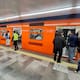 Durante más de 20 años millones de usuarios se resbalaron en estas bancas del Metro de CDMX; ahora por fin comenzaron a cambiarlas