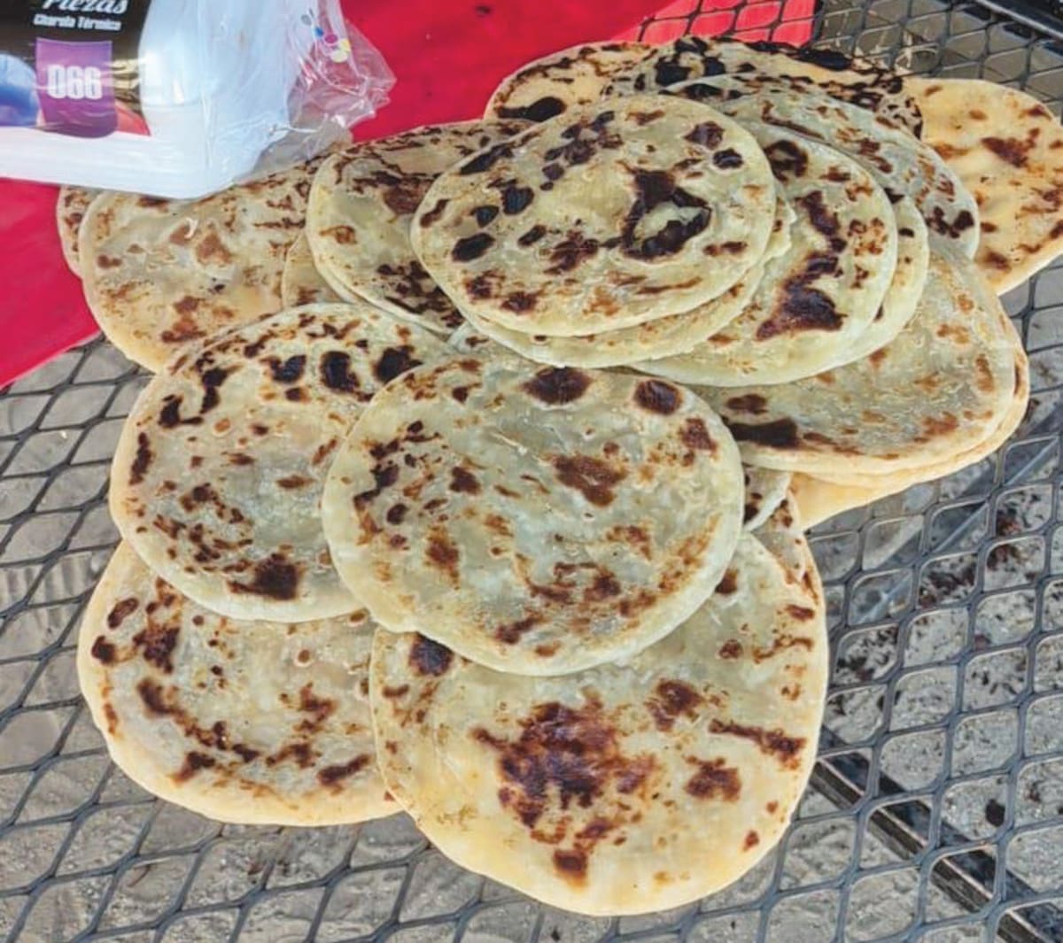 Angélica Ramírez realiza las gorditas de harina tal como las elaboraba su abuelita Micaela. FOTO: JESÚS ALBERTO LÓPEZ