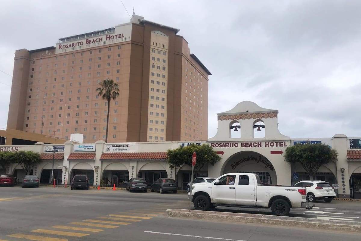 Hoteles de Rosarito repuntan en temporada de verano; Airbnb registra caída del 15%
