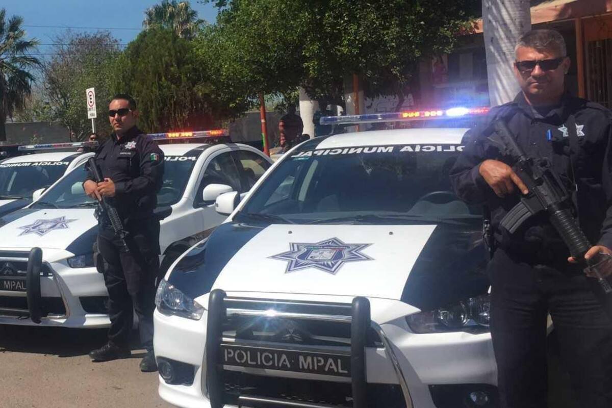 Entregan uniformes a policías en Empalme